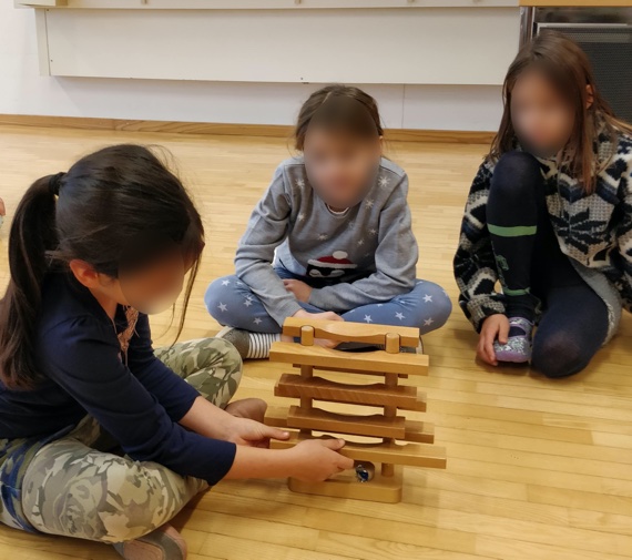 Enfants jouant à un jeu de billes musicales