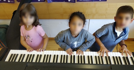 3 Enfants jouant au piano