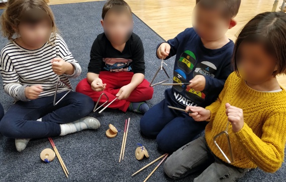 Enfants jouant du triangle