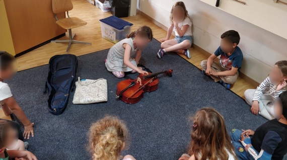 Enfant découvrant un violoncelle