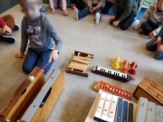 Enfant jouant avec plusieurs xylophones